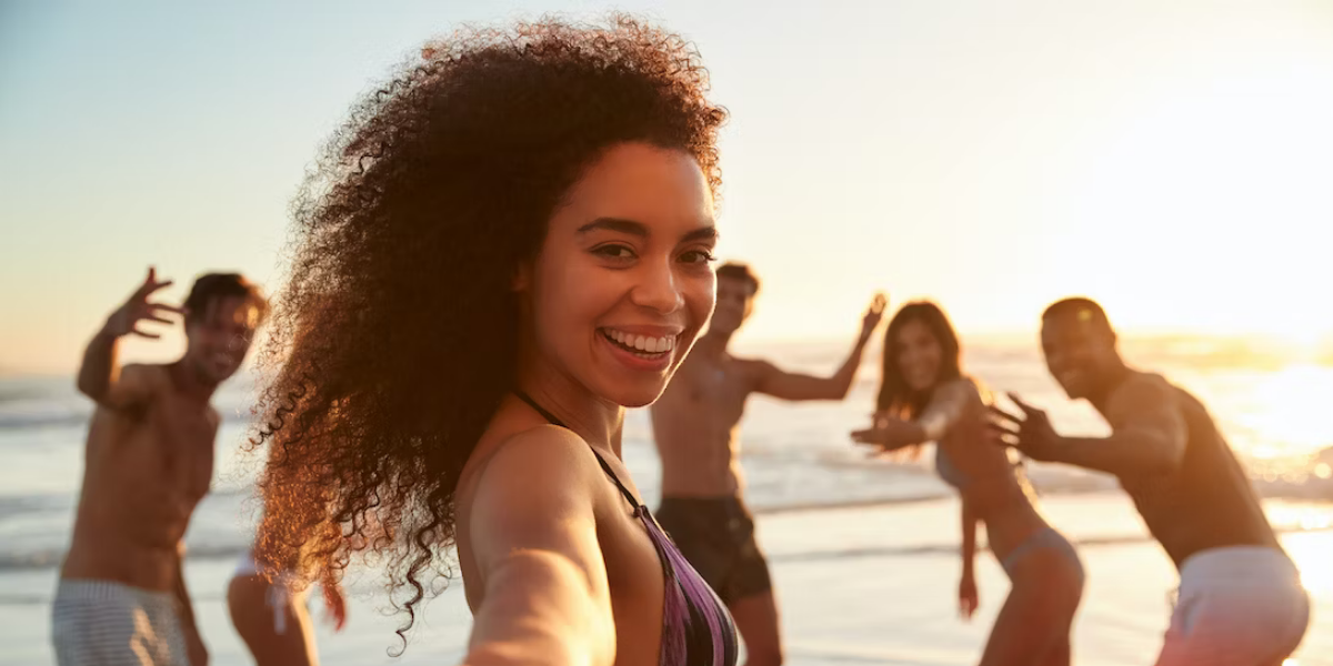 friends beach smiling