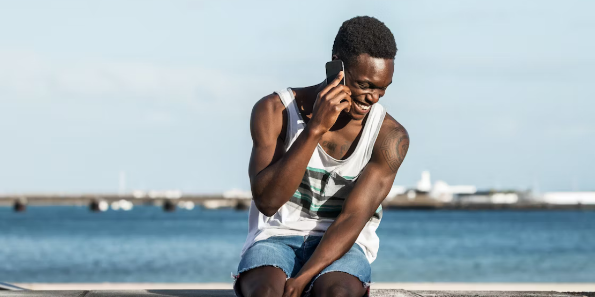 téléphone homme souriant océan